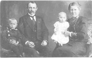 familiefotooud.JPG (85080 bytes)
