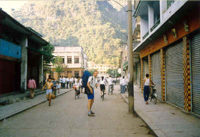 straatbeeldleochina.JPG (311927 bytes)